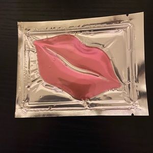 2 Eye 👁 + 2 Lip 👄 Collagen Masks. Bonus Waterproof Makeup Bag